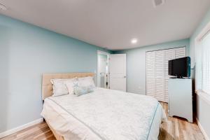 Un dormitorio con una cama y un televisor de pantalla plana. en Montego Bay-Bayside Blues on Beachcomber, en Ocean City 29 fotos más
