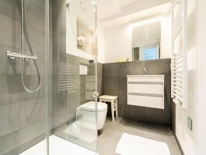 een badkamer met een toilet en een douche bij Dünenresidenz Prora - Ferienwohnung mit 2 Schlafzimmern und Balkon B3-3-4 in Binz