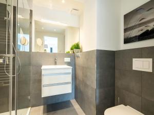 ein Badezimmer mit Toilette, Waschbecken und Dusche in der Unterkunft Dünenresidenz Prora - Ferienwohnung mit 2 Schlafzimmern und Balkon B3-2-3 in Binz