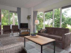 uma sala de estar com um sofá e uma mesa de centro em Fine vacation home near Lemelerberg em Lemele
