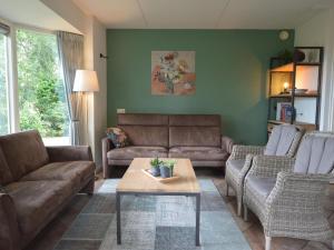 uma sala de estar com sofás e uma mesa de centro em Fine vacation home near Lemelerberg em Lemele