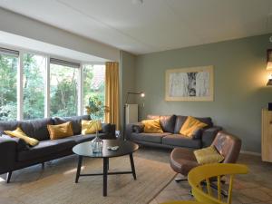 Sala de estar con 2 sofás y mesa en Tranquil Holiday Home in Lemele with Terrace en Lemele