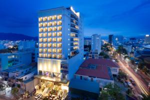 un edificio alto azul con luces encendidas en una ciudad en Sao Viet Nha Trang Hotel, en Nha Trang