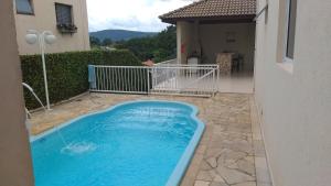 Πισίνα στο ή κοντά στο Apto novo em Condominio com vista as Montanhas.
