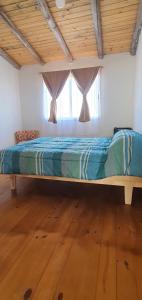 a large bed in a room with a window at LOS CACTUS in Malargüe