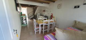 a small room with a table and a kitchen at LOS CACTUS in Malargüe