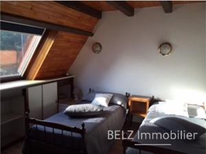 1 dormitorio con cama, escritorio y ventana en Maison Sainte-Hélène (Morbihan), 4 pièces, 6 personnes - FR-1-397-21, en Locoal