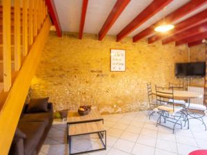 ein Wohnzimmer mit einem Sofa und einem Tisch in der Unterkunft Gîte Carsac-Aillac, 3 pièces, 4 personnes - FR-1-616-257 in Carsac-Aillac