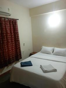 um quarto de hotel com duas toalhas numa cama em Lobos villa em Calangute