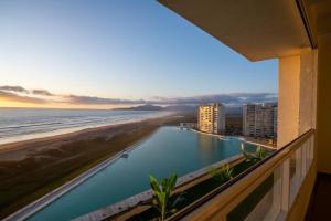 une vue sur l'océan depuis le balcon d'un hôtel dans l'établissement Departamento La Serena, Laguna del Mar, Vista Privilegiada, à La Serena