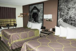 Un pat sau paturi într-o cameră la Super 8 by Wyndham Michigan City