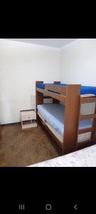 1 dormitorio con 2 literas en una habitación en Quartos ao Lado Expominas, en Belo Horizonte