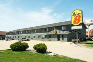 um edifício de fast food com um motel de hambúrgueres em Super 8 by Wyndham Michigan City em Michigan City