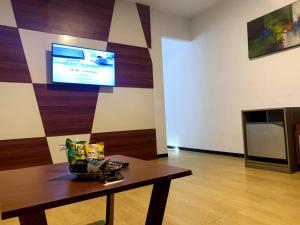TV a/nebo společenská místnost v ubytování Xtra Hotel Bengkulu