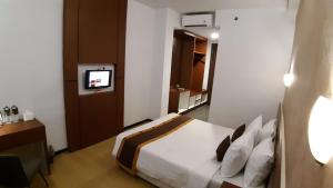 Postel nebo postele na pokoji v ubytování Xtra Hotel Bengkulu