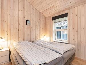 Postel nebo postele na pokoji v ubytování 6 person holiday home in Hals