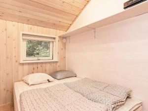Postel nebo postele na pokoji v ubytování 6 person holiday home in Hals