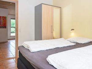 מיטה או מיטות בחדר ב-Holiday home Hemmet CCXLVII