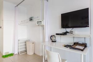 TV a/nebo společenská místnost v ubytování Little Home Ao Nang