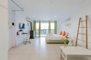 TV a/nebo společenská místnost v ubytování Little Home Ao Nang
