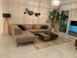 uma sala de estar com um sofá e uma mesa de centro em Résidence les Dunes- S+3 -Chott Meriem Kantaoui Sousse em Chott Meriem
