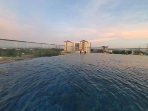 a infinity pool on the roof of a hotel at De Centrum By Jom La Homestay, Kajang Bangi in Kajang