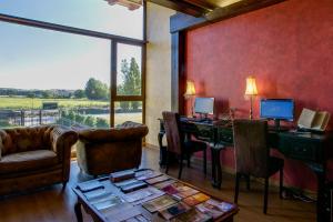 TV a/nebo společenská místnost v ubytování Hotel Rural y SPA Kinedomus Bienestar