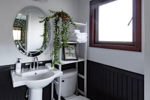 A bathroom at Historic Hotel Packwood