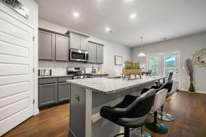uma cozinha com uma grande ilha com cadeiras à volta em Atlanta 6 bedroom with indoor open space and pool table em Atlanta
