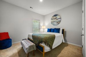 En eller flere senge i et værelse på Atlanta 6 bedroom with indoor open space and pool table