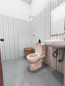 Kupatilo u objektu Homey Guesthouse Kertajaya (Syariah)