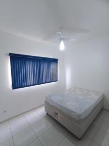 ein weißes Zimmer mit einem Bett und einem Fenster in der Unterkunft Casa linda caldas novas in Caldas Novas + 16 Fotos