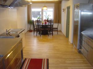 cocina y comedor con mesa y sillas en Haus Alpenblick, en Wenns