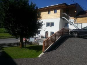 un coche aparcado frente a una casa en Haus Alpenblick, en Wenns
