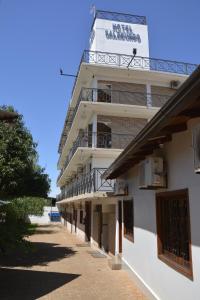 a white building with a balcony on the side at Hotel Salzburgo in Ciudad del Este