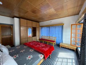 Postel nebo postele na pokoji v ubytování Saiman Guest House