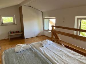sypialnia z dużym łóżkiem i oknem w obiekcie Cosy cottage with views near Kobarid w mieście Kobarid