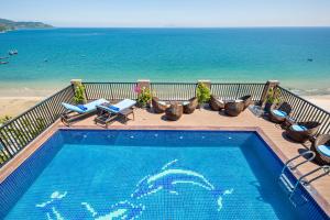 a swimming pool with a view of the ocean at Seashore Hotel & Apartment in Da Nang