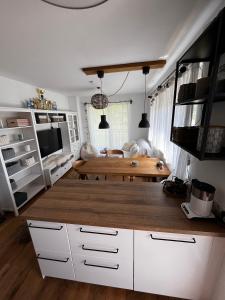 Kuchnia lub aneks kuchenny w obiekcie JARA APARTMENT- Ramsau am Dachstein