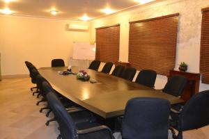 uma sala de conferências com uma grande mesa e cadeiras em Sweet Dreams em Islamabad