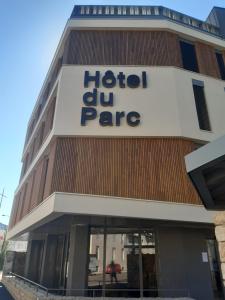 a hotel au parc sign on the side of a building at Logis Hotel du Parc-Restaurant - Le Rouget de Lisle in Lons-le-Saunier
