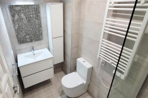 Koupelna v ubytování Precioso Apartamento a 3 minutos de la Playa, con parking gratuito + 15 fotografií