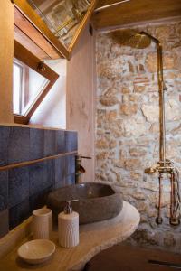 ein Badezimmer mit einem Waschbecken und einer Steinmauer in der Unterkunft Paolino848 in Trentinara