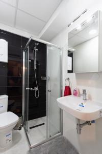 uma casa de banho com um chuveiro e um lavatório. em Gric Apartments em Ohrid