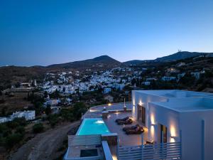 una villa con piscina di notte di Villa Luxury Magic View a Lefkes