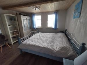 a bedroom with a bed and a window at Ferienwohnung Dölzig in Schkeuditz