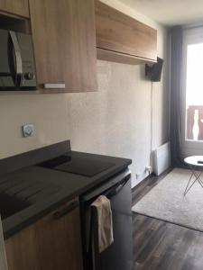 Kuchyň nebo kuchyňský kout v ubytování Studio 1 cabine chalet club III refait à neuf