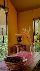 a room with a table with a basket on it at Great-Lake-Lodge-Spektakulaerer-Glampingurlaub-am-Grossensee in Großensee
