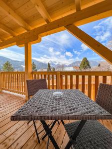 einen Tisch und Stühle auf einer Terrasse mit Aussicht in der Unterkunft Sylpaulerhof Aparthotel in Sankt Michael im Lungau