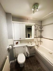 a bathroom with a toilet and a sink and a tub at NEW Super 2 Bedroom Flat in Falkirk in Falkirk